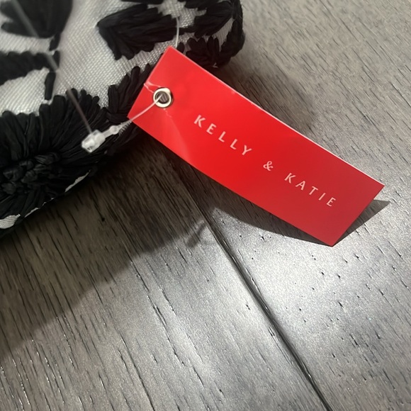 Kelly & Katie gold hardware crocheted like floral evening/daytime clutch purse - Picture 7 of 10